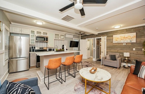 Detroit - Shoreway Cottage | Cozy Cottage on 47th, near Downtown and Lake Erie