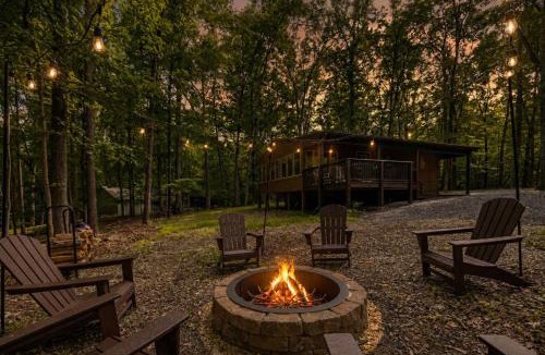 The Woods House | Cozy Cottage w Fireplace FirePit & Resort Access