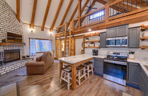 Carbon Hill Cottage | COZY COTTAGE with a "Modern Farmhouse Flair"