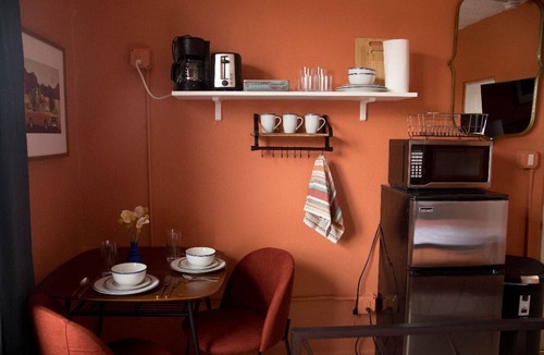 Westlake Hotel | Cozy Couple’s Studio with AC and Bathtub