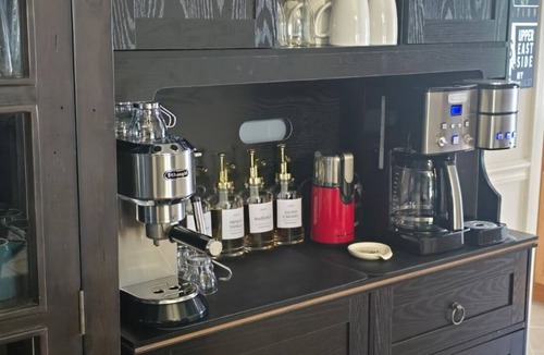 Northford House | Cozy dog friendly updated house in quiet village adjacent to park