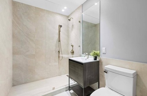 Port Morris Hotel | Cozy Double Queen Suite w/Kitchen | 4 mins away from Subway | Mott Haven