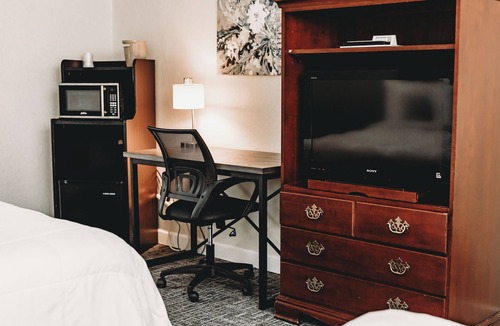 Buckhannon Hotel | Cozy Double Room – Historic Main Street Inn Stay