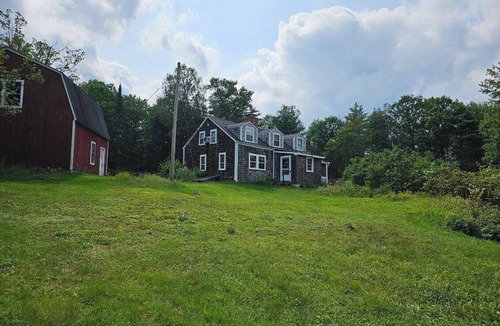 Danbury House | Cozy Farmhouse - Private Ragged Mountain Retreat