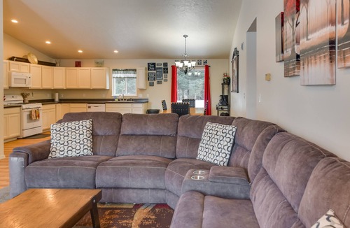 Diamond Ridge House | Cozy Getaway w/Porch - 4 Mi to Downtown Homer!
