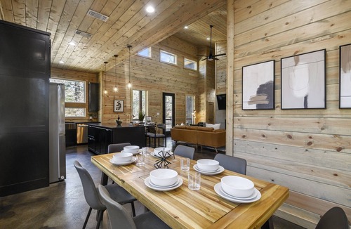 Pickens Cabin | Cozy Haven | Luxe Design, Hot Tub & Firepit