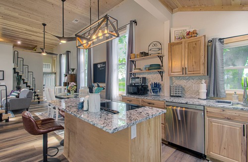 Paola Cottage | Cozy Historic Schoolhouse w/Hot Tub + Views