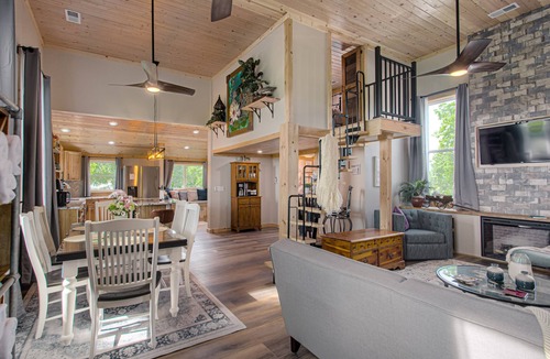 Paola Cottage | Cozy Historic Schoolhouse w/Hot Tub + Views