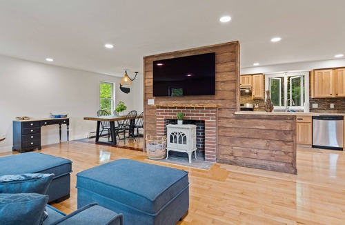 Kennebunk House | Cozy home 1mi. to beaches/shops/dining, Hot tub, big PATIO, Pvt yard, fire pit