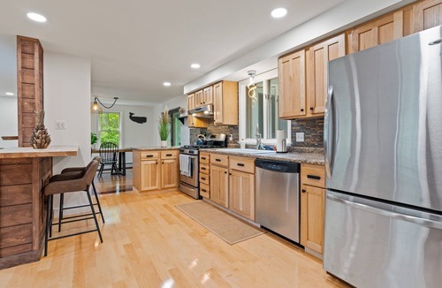 Kennebunk House | Cozy home 1mi. to beaches/shops/dining, Hot tub, big PATIO, Pvt yard, fire pit