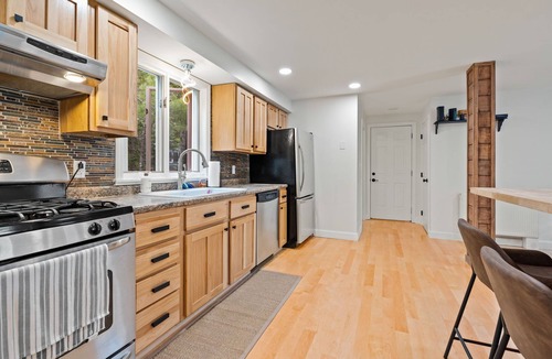 Kennebunk House | Cozy home 1mi. to beaches/shops/dining, Hot tub, big PATIO, Pvt yard, fire pit