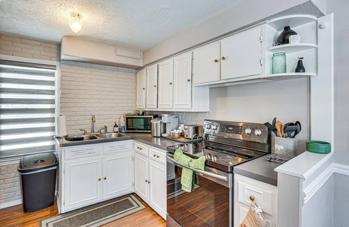 Youngstown House | Cozy Home 4 Mi to YSU Campus: Penguins Welcome!