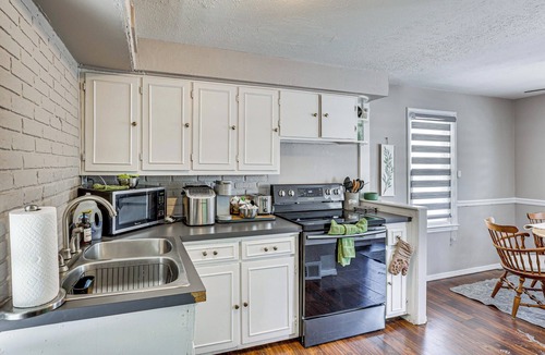 Youngstown House | Cozy Home 4 Mi to YSU Campus: Penguins Welcome!