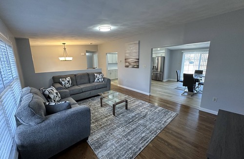 Worcester House | Cozy home 5 minutes to shopping center, HC college, 2 kitchens, 2 living rooms