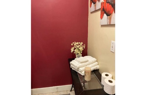 Lawrence House | Cozy - Home Away from Home 3