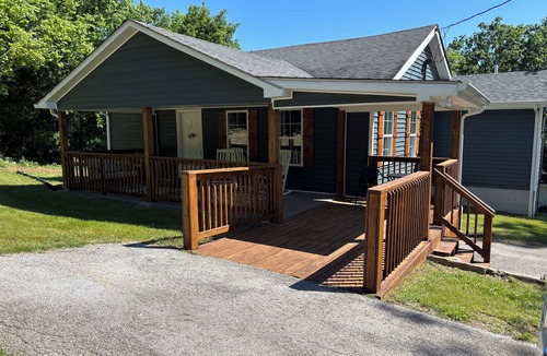 Bowling Green House | Cozy home on shady lot, 9 minutes to Beech Bend, WKU, Corvette museum, hospitals