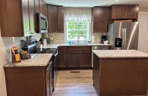 Bowling Green House | Cozy home on shady lot, 9 minutes to Beech Bend, WKU, Corvette museum, hospitals