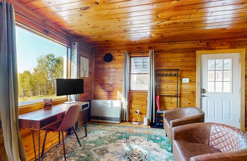 Glover House | Cozy house w/mountain views, large yard, firepit, wifi, jetted tub, TV, EV