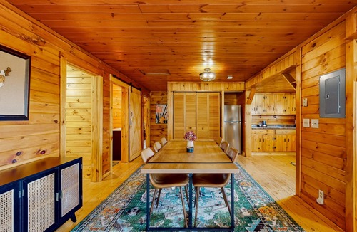 Glover House | Cozy house w/mountain views, large yard, firepit, wifi, jetted tub, TV, EV