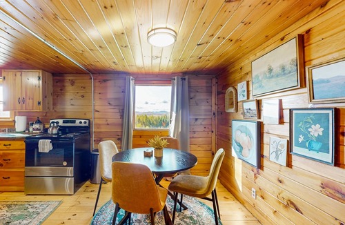 Glover House | Cozy house w/mountain views, large yard, firepit, wifi, jetted tub, TV, EV