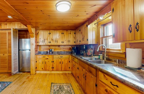Glover House | Cozy house w/mountain views, large yard, firepit, wifi, jetted tub, TV, EV