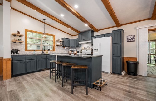 McHenry House | ✩ Cozy Lake Escape, Hot Tub, King Bed + Fireplace ✩