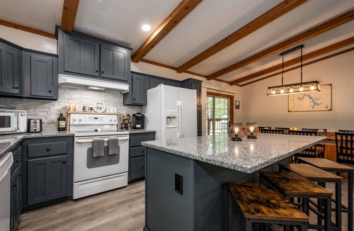 McHenry House | ✩ Cozy Lake Escape, Hot Tub, King Bed + Fireplace ✩