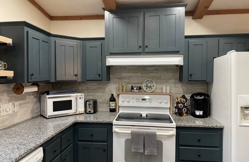 McHenry House | ✩ Cozy Lake Escape, Hot Tub, King Bed + Fireplace ✩