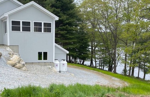 Newcastle Cottage | Cozy Lakefront Cottage with Stunning Views, Deck, BBQ Grill, and Outdoor Firepit