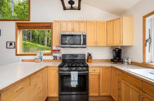 Meadow Lakes House | Cozy Lakefront Retreat