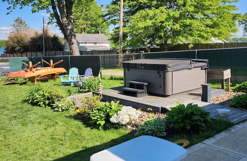 Craig Beach House | Cozy Lakehouse 1 min away from Craig Beach private 1/2 acre and hot tub