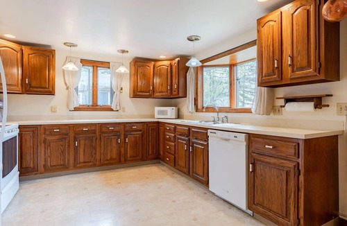 Brownfield Cottage | Cozy Lakehouse near N. Conway Beach Access, Canoe, Fire Pit, Grill & Pool Table