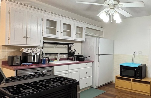 Watertown Apartment | Cozy large 2 bedrooms apartment on Historic Mt Auburn 5 Min to Harvard