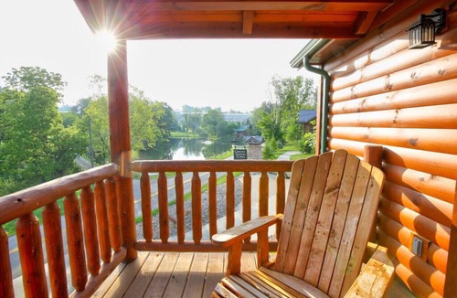Millersburg Apartment | Cozy Lodge Suite with Balcony in Ohio's Amish Country