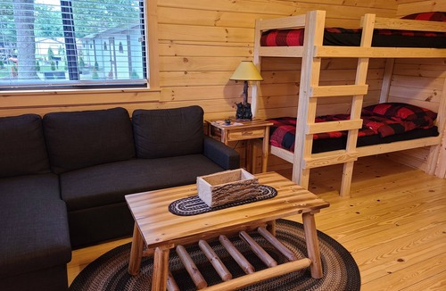White Cabin | Cozy Log Cabin #6. Minutes from Seven Springs and Hidden Valley!