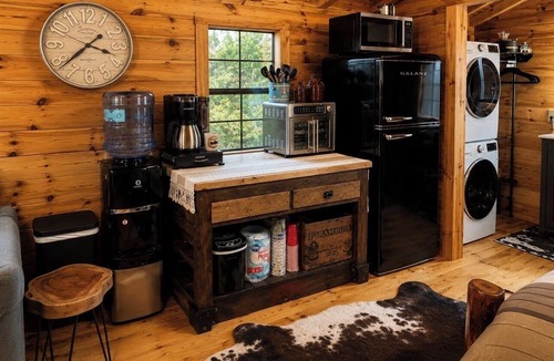 Kerr Apartment | Cozy log Cabin Retreat on 12 Acres, Gazebo, Fire Pit & Starlink WiFi