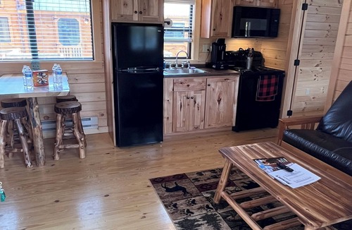 White Cabin | Cozy Log Cabin W/Loft #11-Minutes from Seven Springs and Hidden Valley