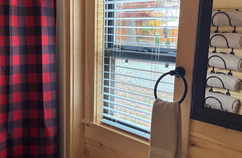 White Cabin | Cozy Log Cabin W/Loft #11-Minutes from Seven Springs and Hidden Valley