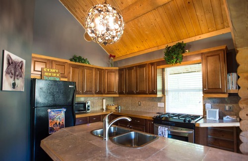 Susitna North Cabin | Cozy Log Home -King bed, full kitchen, bathroom with clawfoot tub, outdoor area