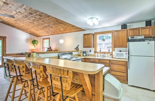 Cranmore Birches Cottage | Cozy North Conway Home: Walk to Slopes & Dtwn