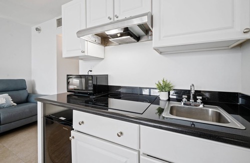 Galt Mile Condo | Cozy Ocean Front Condo, Pool & Tiki Bar - Sleeps 4