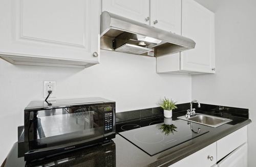 Galt Mile Condo | Cozy Ocean Front Condo, Pool & Tiki Bar - Sleeps 4