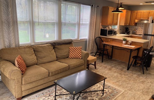 Southbury Apartment | Cozy One Bedroom Apartment Centrally Located in Southbury