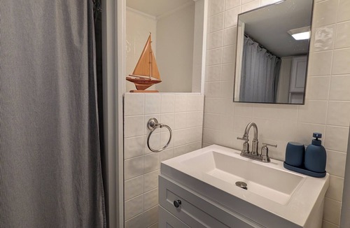 Owls Head Cottage | Cozy Owls Head Cottage - walk to the harbor and general store!