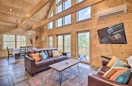 New Vineyard House | Cozy & Peaceful Waterfront Cabin on Porter Lake!