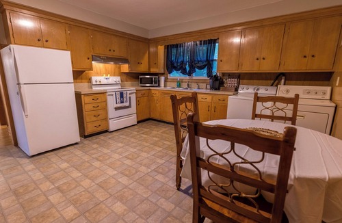 Foster House | Cozy pet friendly 3-bedroom house in charming Foster with fast WiFi, full ktch