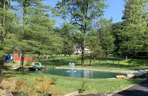 Pequea House | Cozy pond paradise