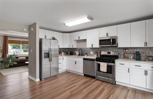 Gahanna House | Cozy Ranch King Bed & Pet Friendly - Fenced Yard