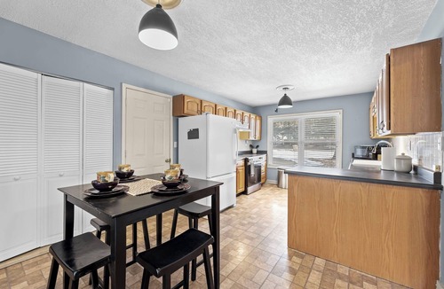 Nall Hills House | Cozy Ranch w/Hot Tub 3BR Workspace + Driveway