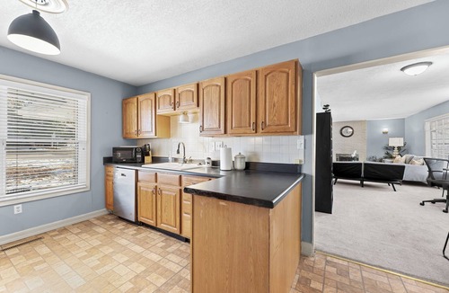 Nall Hills House | Cozy Ranch w/Hot Tub 3BR Workspace + Driveway